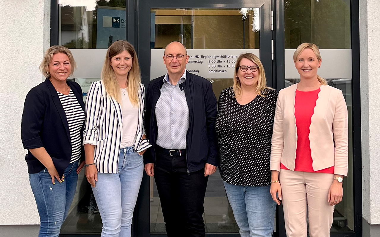 Das Orga-Team: Anika Mller-Ellerwald, Julia Flada (Agentur fr Arbeit Neuwied), Dirk Arenz (Jobcenter Neuwied), Simone Ktemeyer und Kristina Kutting (beide IHK-Regionalgeschftsstelle Neuwied). Es fehlt: Matthias Damen (Kreishandwerkerschaft Rhein-Westerwald). (Foto: IHK/Natalja Bayer)
