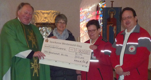 Spendenbergabe in der Kirche: (von links) Pfarrer Martin Krten, Christine Hombach (Ortsausschuss St. Elisabeth), Gabriele Braun und Burkhard Wagner (DRK Bereitschaft Birken-Honigsessen). (Foto: privat) 
