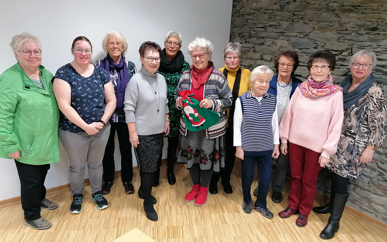 Hbsch verpackt in einem groen Nikolausstrumpf konnte Dr. Ingrid Stollhof vom Vorstand des Neuwieder Hospizvereins die Spende der Frauengruppe entgegennehmen. (Foto: Beate Christ)
