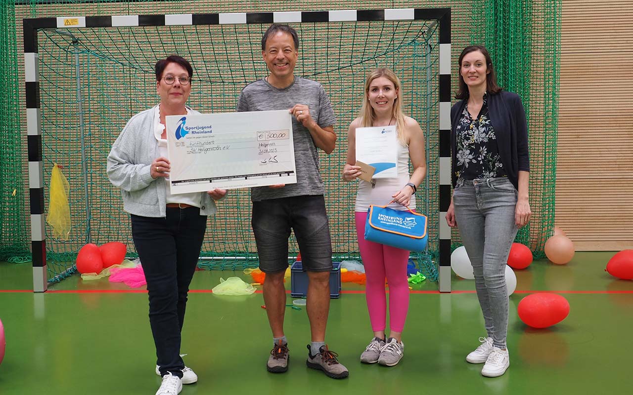 Von links: Susanne Bayer (Sportkreisvorsitzende Sportbund Rheinland), Wolfgang Gebauer (Erster Vorsitzender SV Heiligenroth), Leonie Bcker (Gewinnerin des Ehrenamtsfrderpreises) und Carina Thelen (Referentin Sportjugend Rheinland). (Foto: Sportbund Rheinland)