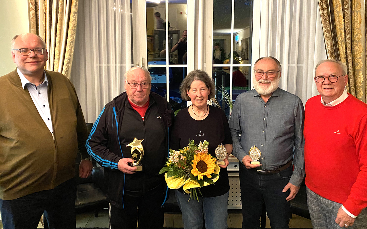 Von links Thomas Schrter, Erster Vorsitzender VFL Kirchen, Berthold Jung, Inge Galle, Uwe Bronnert und Klaus-Jrgen Griese. (Foto: Griese) 