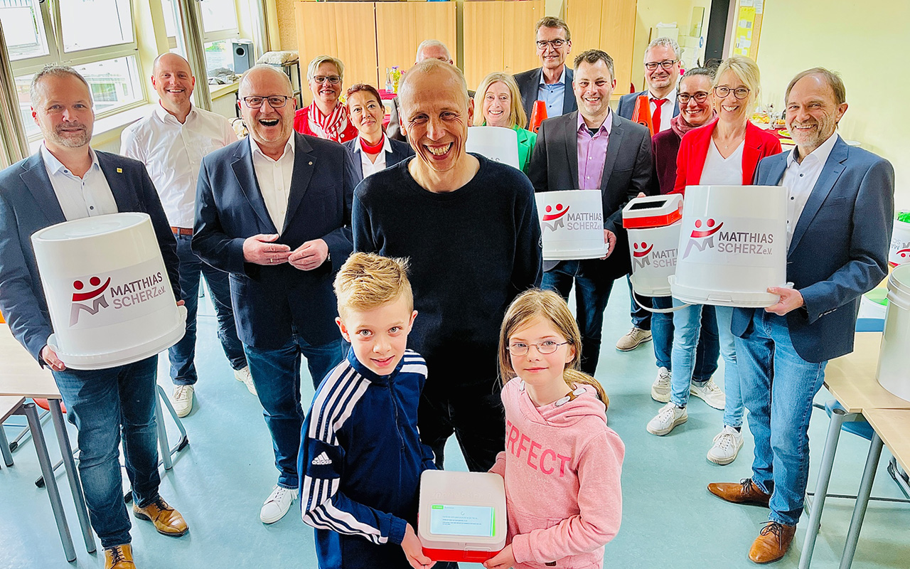 Der frhere Bundesliga-Spieler Matthias Scherz nach Flammersfeld gekommen, um an die Vertreter von sechs Grundschulen jeweils eine "Sportsstation zu bergeben. (Foto: Kreisverwaltung/Thorsten Stahl)