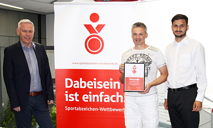 Johannes Kaspers (links) und Erblin Kuci (rechts) berreichten den Preis an Dieter Nickol, den 1. Vorsitzenden des Ju-Jutsu-Vereins Daaden. Foto: Sparkasse