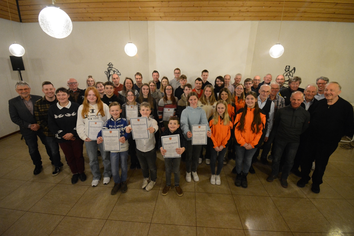 Brgermeister Helmut Sthn (l.) stellte sich mit den erfolgreichen und geehrten Sportlern dem Fotografen. (Fotos: tt)