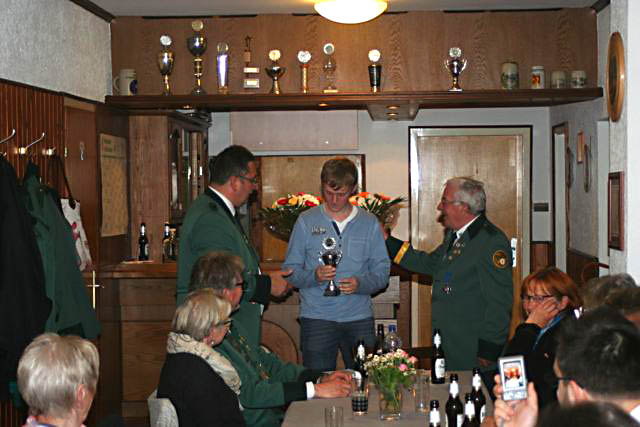 Philipp Popp bekommt den Jugendpokal berreicht. Links Sportwart Joachim Dngen, rechts Vorsitzender Erwin Jakobs. Fotos: Schtzengilde Feldkirchen