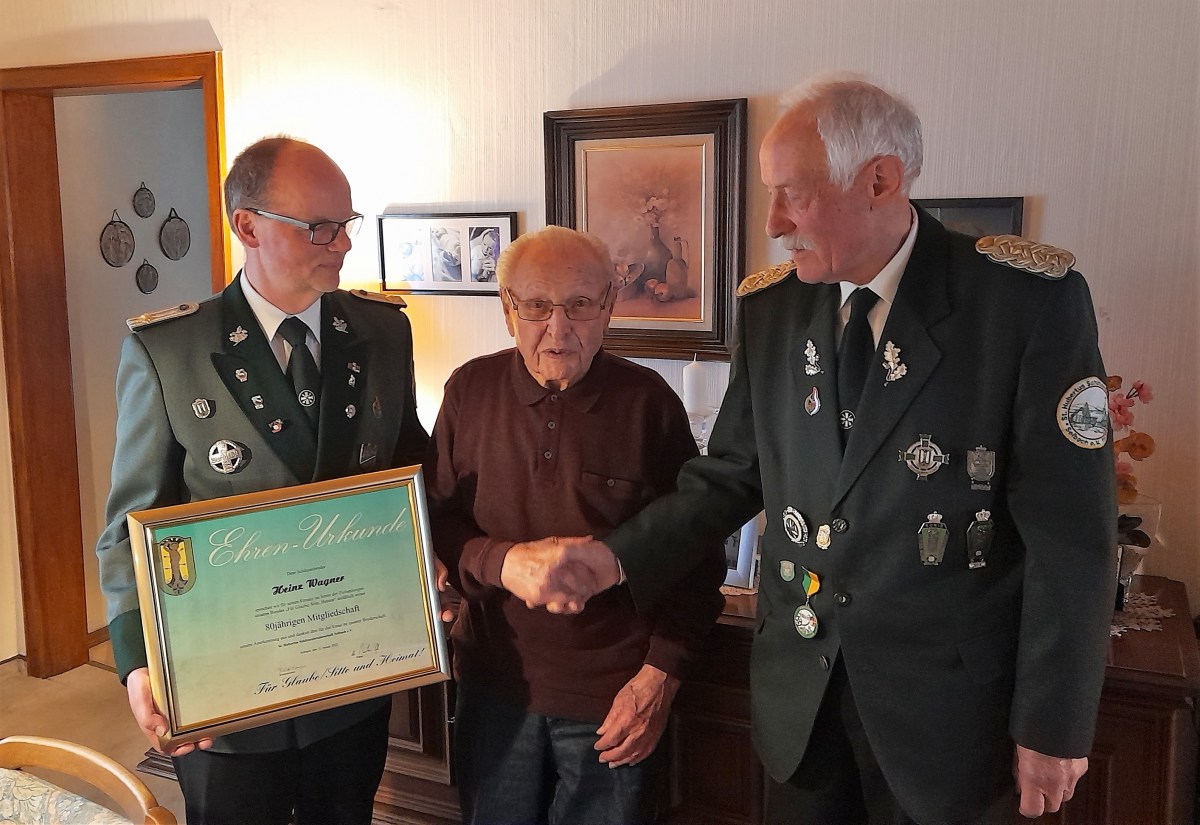 Heinz Wagner gehrt der St. Hubertus-Schtzenbruderschaft Selbach seit 80 Jahren an. Grund genug also, dem Jubilar im Rahmen einer kleinen Feierstunde die Ehrenurkunde ganz persnlich zu berreichen. bergeben wurde sie von Brudermeister Hubert Kemper (rechts) und dem stellvertretenden Schiemeister Klaus Benterbusch. (Foto: Bernhard Theis)