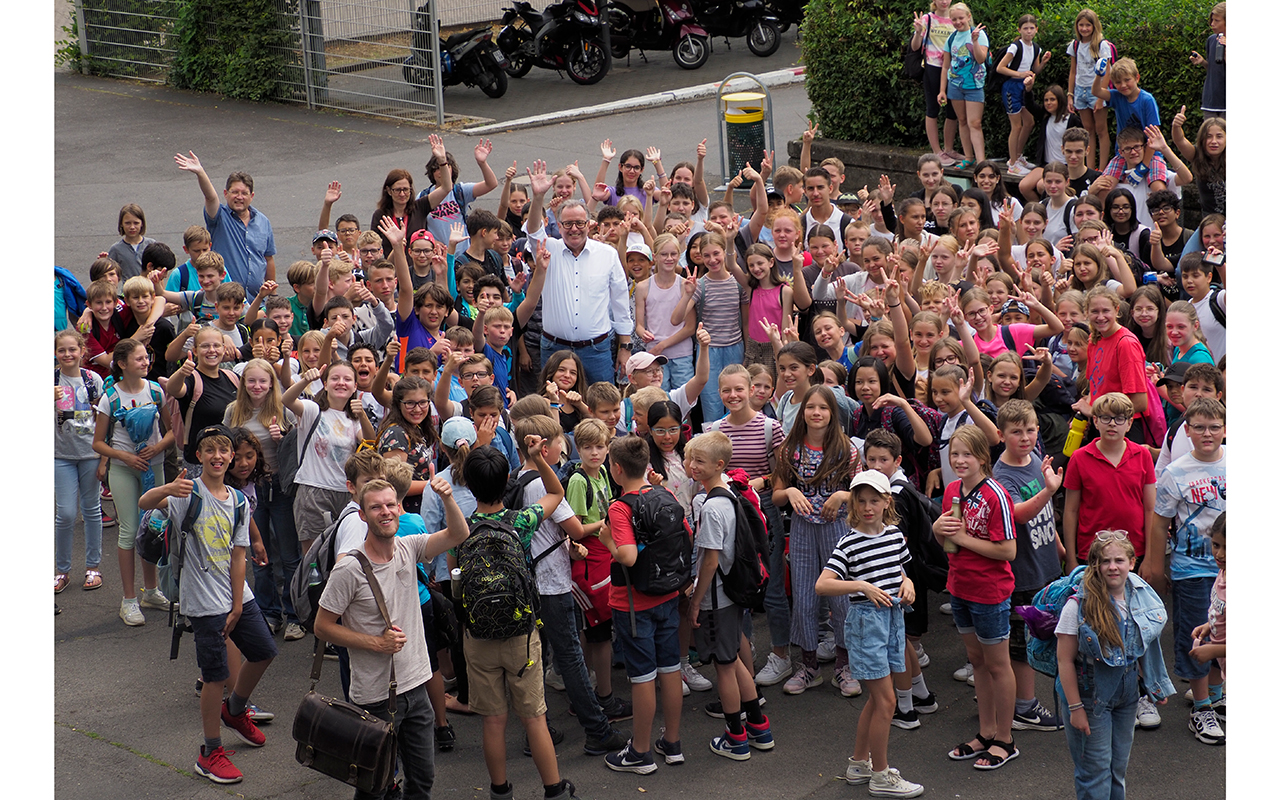 200 Schler beteiligten sich an der Reinigungsaktion und erhielten ein dickes Lob von der Stadt Linz. (Foto: Leo Letschert)