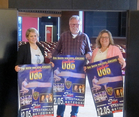 Julia Wisser (links),  Christoph Dber und Uschi Knautz prsentierten das Jahresprogramm in der Betzdorfer Stadthalle. (Foto: Veranstalter) 