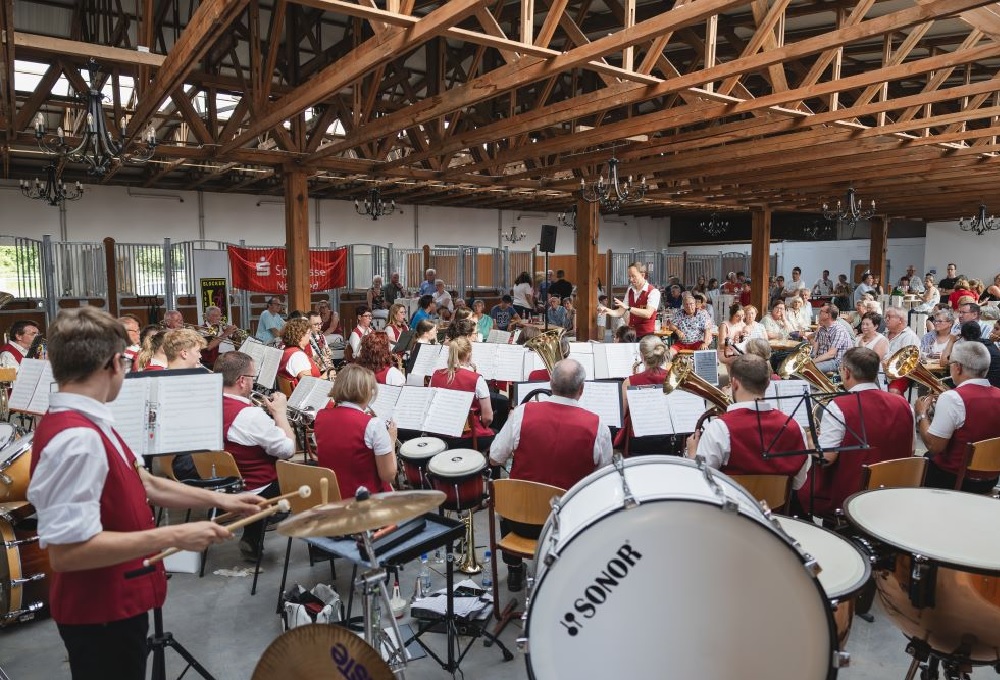 Die Blocker Musikanten im Pferdestall. (Foto: Maximilian Herrgott)