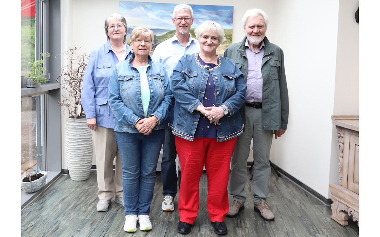 Fr den guten Zweck sang der Gemeindechor und spendete die Kollekte an das Hospiz Siegerland. Einrichtungsleiter Burkhard Klsch (Mitte) bedankte sich bei Ingeborg Vitt, Helga Reusch, Mechthild Wagener und Friedhelm Lappe (von links). (Foto: Diakonie in Sdwestfalen)