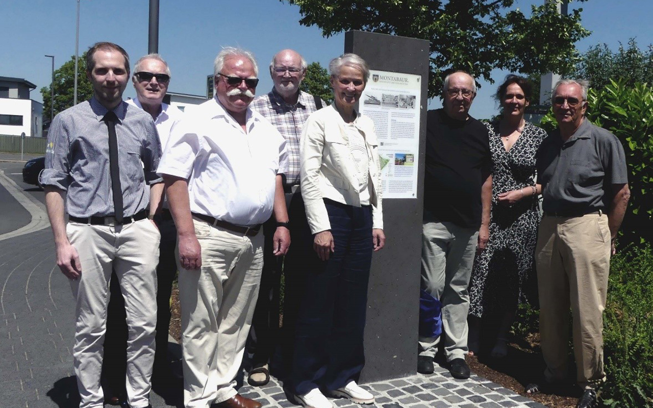 V.l.n.r.: Martin und Karl-Heinz Fuhrmann, Rudi Ritter, Reiner Melsbach, Gabi Wieland, Bernd Schrupp, Lydia Berressem und Oberst a.D. Manfred Khr nach der Enthllung der Stele. (Fotos: Monika Decker)