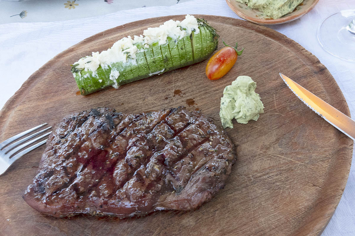 Westerwlder Rezepte - Rindersteak mit Hasselback-Zucchini