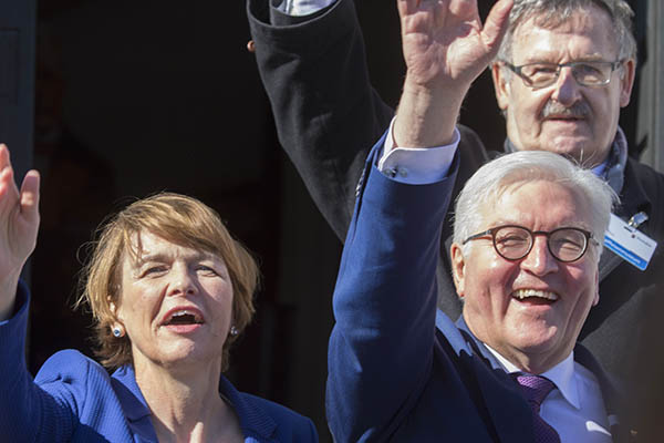 Bundesprsident Frank-Walter Steinmeier und seine Gattin Elke Bdenbender besuchten die Raiffeisenregion. Im Hintergrund Josef Zolk. Fotos: Wolfgang Tischler