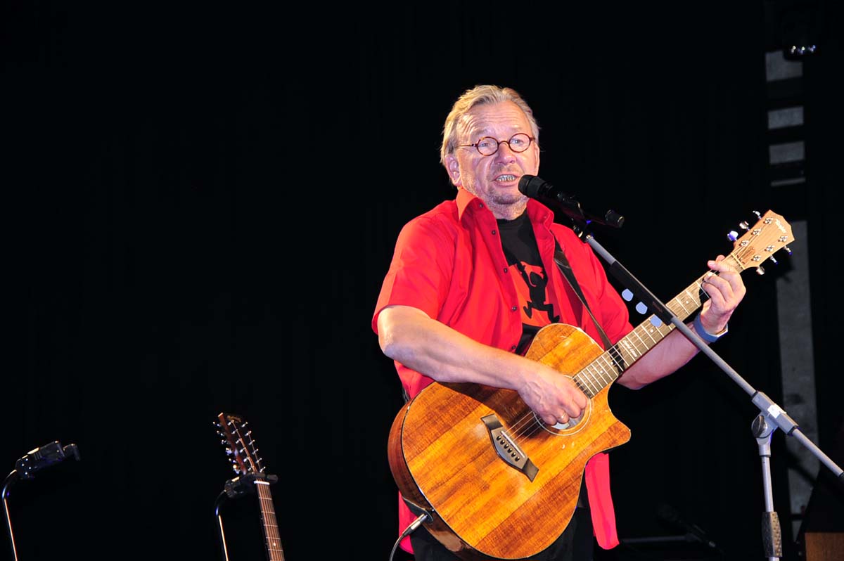 Bernd Stelter mit der Gitarre. (Bilder: kk)