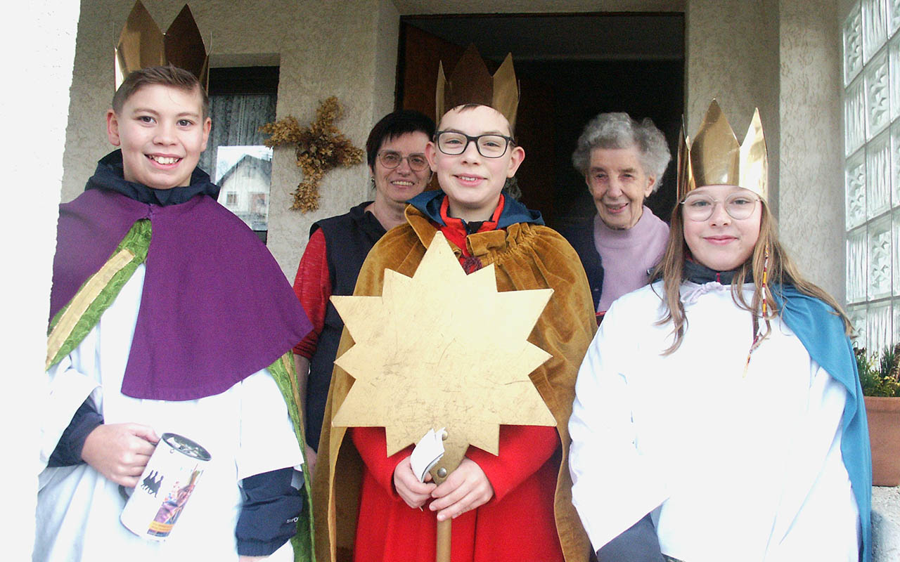 Erika Klein (hinten rechts) und Tochter Annette Liebrenz freuen sich ber den Besuch der Sternsinger. (Foto: Bernhard Theis)