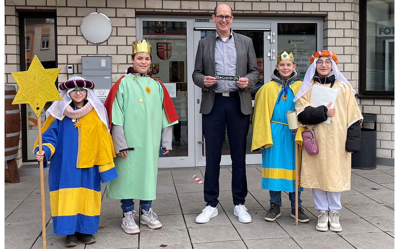 Die Sternsinger besuchten Verbandsgemeinde-Brgermeister Jan Ermtraud. (Foto: VG-Verwaltung Bad Hnningen)