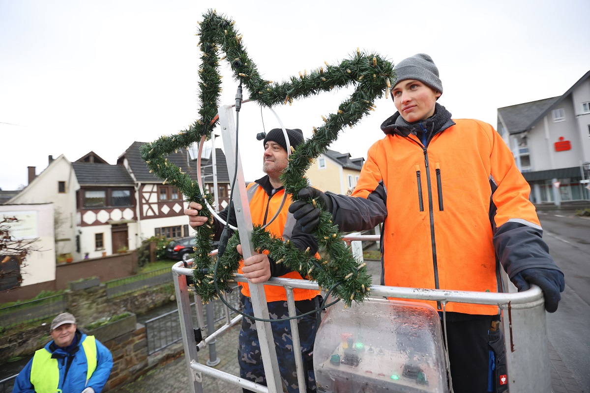 Rekordverdchtig: In Oberbieber leuchten 52 Weihnachtssterne