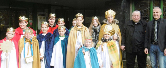 Auch in diesem Jahr empfing der Altenkirchener Brgermeister Fred Jngerich die Sternsinger der katholischen Kirchengemeinde St. Jakobus und St. Joseph mit Diakon Thomas Bruchhagen sowie einigen Eltern im Altenkirchener Rathaus. (Foto: Verbandsgemeinde Altenkirchen)