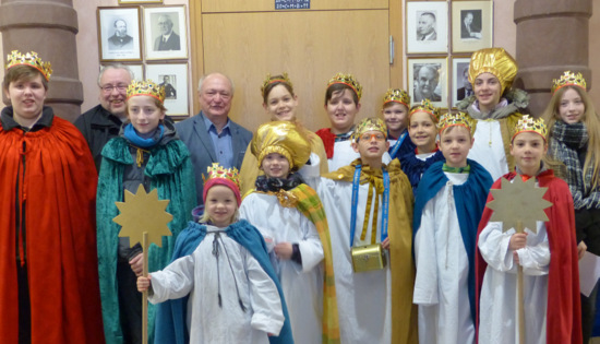 Sternsinger brachten Segenswnsche ins Kreishaus 