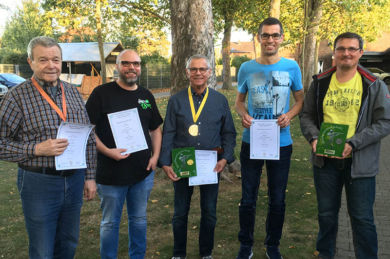 Glcklich ber einen weiteren Erfolg bei einer Deutschen Meisterschaft prsentieren (von links) Hans Stauf, Jrg Ziegler, Hanspeter Wester, Karsten Hahn und David Klein ihre Siegertrophen in Gymnich. Foto: Hans Hartenfels