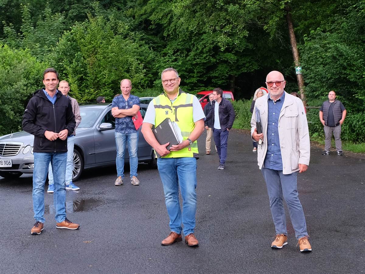 Von links, vordere Reihe: Matthias Grohs (Ortsbrgermeister Selbach), Brgermeister Berno Neuhoff und Hubert Wagner (Ortsbrgermeister Birken-Honigsessen) werden sich auf den Weg nach Mainz machen. In Sachen Landesstraen wollen sie erfahren, was konkret wann gemacht wird. (Foto: KathaBe) 