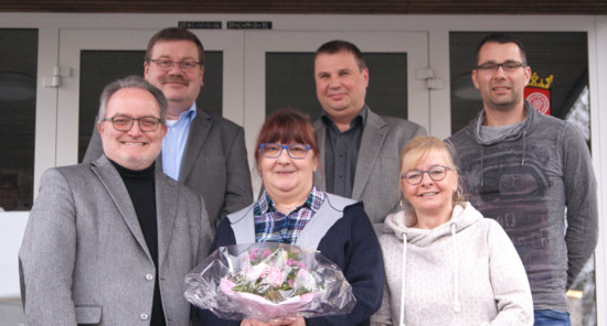 Gratulationen zum Dienstjubilum: (vorne, von links) Michael Wagnener, Petra Studzinski und Jutta Erner, (hinten, von links) Klaus Becher, Marco de Nichilo und Michael Herzog. (Foto: Verbandsgemeine Wissen)