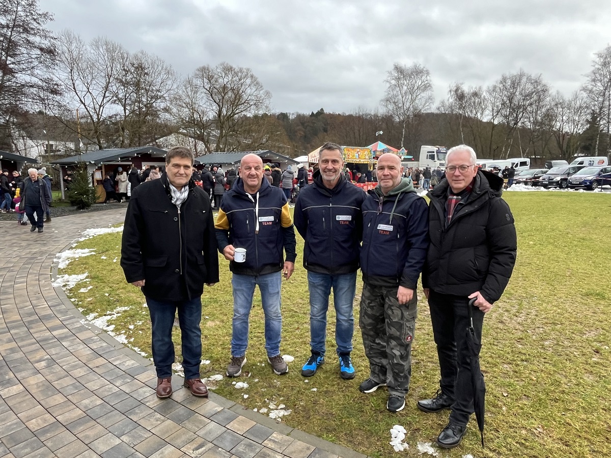 Nach der traditionellen Familienweihnacht im letzten Dezember, zu der sich auch der Raubacher Brgermeister Michael Rudolph (li.) und Verbandsbrgermeister Volker Mendel einfanden (r.) geht es aktiv ins neue Jahr fr die Vorstnde Jrgen Eisenhuth (2. v.l.), Heiko Marm (3. v.l.) und Karl Hauck (2. v.r). (Foto: privat)