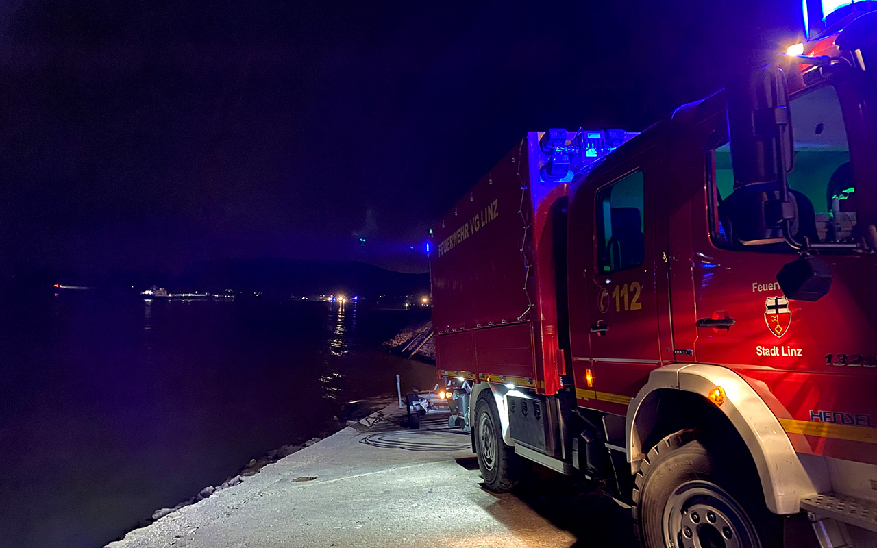 Neben Booten und Hubschrauber standen Einsatzwagen entlang des Rheins, hier am Fhranleger in Linz. (Foto: sol)