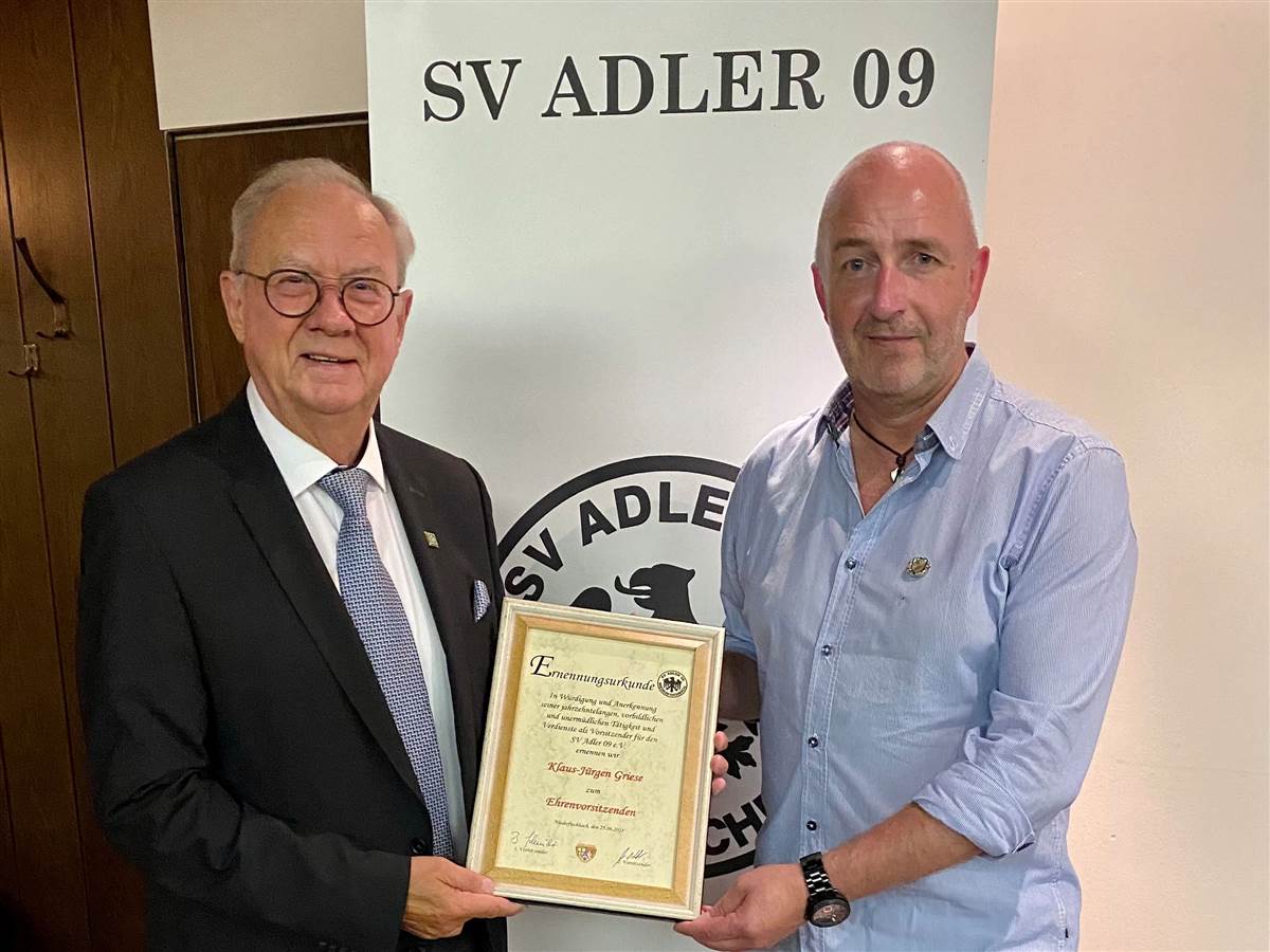 Der neue Vorsitzende des SV Adler, Bernd Schmidt, berreicht die Ernennungsurkunde zum Ehrenvorsitzenden an seinen Vorgnger Klaus-Jrgen Griese. (Foto: Verein) 