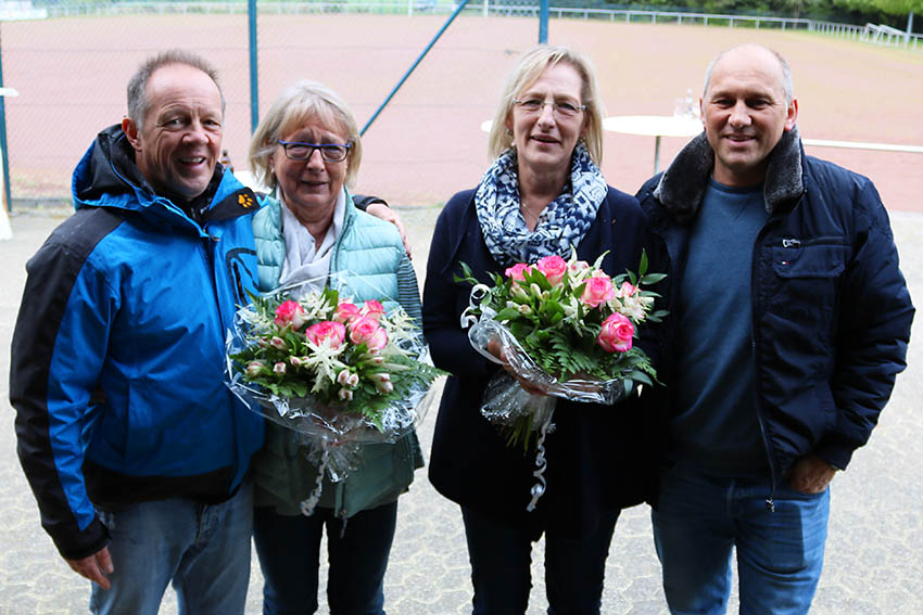 Rolf Kaul und Frank Schmidt bedankten sich stellvertretend fr den Vorstand bei den verdienten Reinigungskrften. Fotos: AK