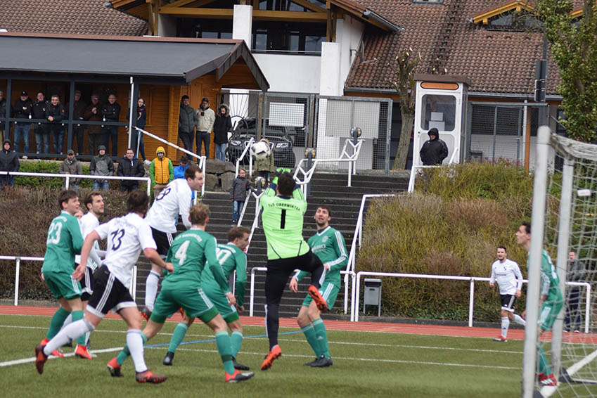 Der Oberwinterer Schlussmann Benjamin Kauert hatte seinen Strafraum im Spiel gegen Windhagen stets im Griff. Fotos: Erwin Hller 