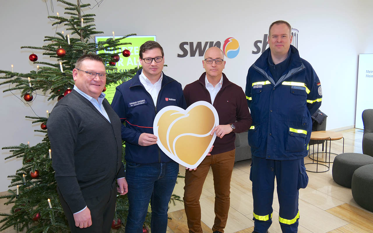 Von rechts Tobias Schenkelberg, Marco Bust und Dennis Enders freuen sich ber jeweils 400 Euro fr ihre Spendenkasse. SWN-Geschftsfhrer Stefan Herschbach wrdigte deren Einsatz. (Foto: SWN)
