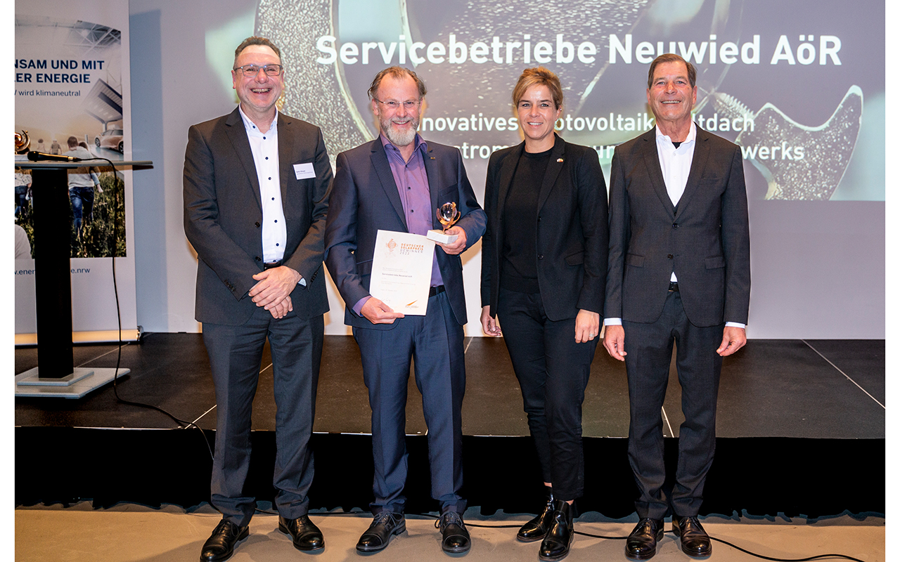 Bereichsleiter Joachim Kraus (2.v.l.) nahm in Hagen den Deutschen Solarpreis entgegen. berreicht wurde der Preis von (v.l.) Samir Khayat (Geschftsfhrer von NRW.Energy4Climate), Ministerin Mona Neubaur und Axel Berg. (Fotos: SBN)