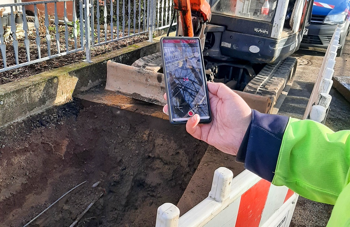 Die App NAVA dient der Einmessung von Hausanschlssen mit dem Handy per Augmented Reality fr einen digitalen Prozess bis ins GIS. (Foto: SWN)