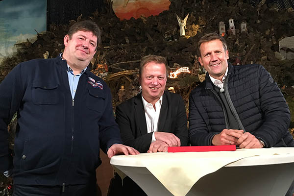 
Moderator Jens Hbschen (rechts) fragte fr Stadt, Land, Quiz nicht nur bei Bckermeister und Krippenbaumeister Stefan Girnstein (links) und dem Journalisten und Berater Thomas Herschbach (Mitte) nach. Foto: pr