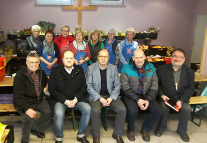 Das Foto zeigt neben den ehrenamtlichen Mitarbeiterinnen von links: Tafelleiter Bruno Georg, Stadtbrgermeister Andreas Hundhausen, Brgermeister Jens Sttzel, Personalratsvorsitzender Ulrich Knoll und Pfarrer Brinken. Foto: Verwaltung