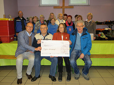 Das Foto zeigt neben den ehrenamtlichen Mitarbeitern von links: Brgermeister Jens Sttzel, Tafelleiter Bruno Georg, Pfarrerin Anja Karthuser (Ev. Kirchengemeinde)und Personalratsmitglied Arno Reitz. Foto: Verwaltung