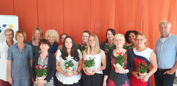 Die zehn Teilnehmerinnen des aktuellen Qualifizierungskurses Kindertagespflege haben die erste Lernergebnisfeststellung nach 160 Unterrichtseinheiten erfolgreich bestanden. (Foto: Kreisverwaltung Altenkirchen)