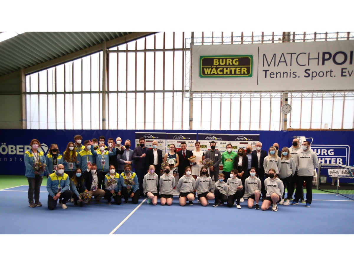 Gruppenbild mit Siegerin: Ein Teil der Helfer an den "Burg-Wchter Ladies Open" scharte sich nach der Siegerehrung um Gewinnerin Greet Minnen. (Foto:  Ren Weiss)