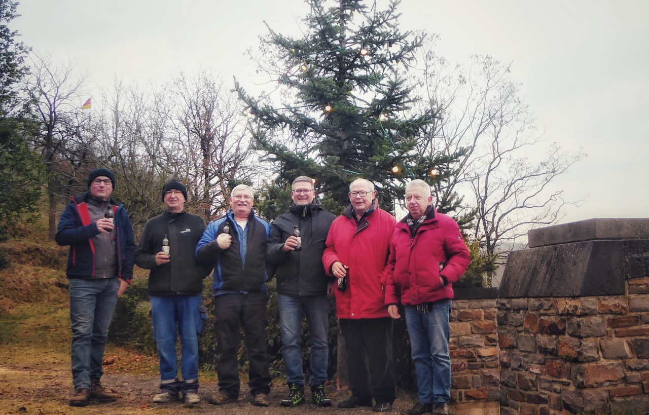 Beleuchteter Tannenbaum grt von der Rheinbrohler Ley ins Rheintal