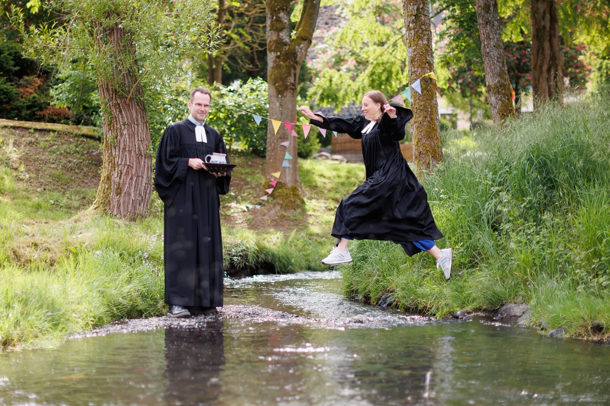 Freuen sich schon sehr auf das Tauffest am Westerburger Schafbach: Pfarrer Maic Zimmermann und Pfarrerin Viola Grf, die das Fest gemeinsam mit Vikarin Friederike Zeiler (nicht auf dem Foto) vorbereiten. (Foto: Peter Bongard)