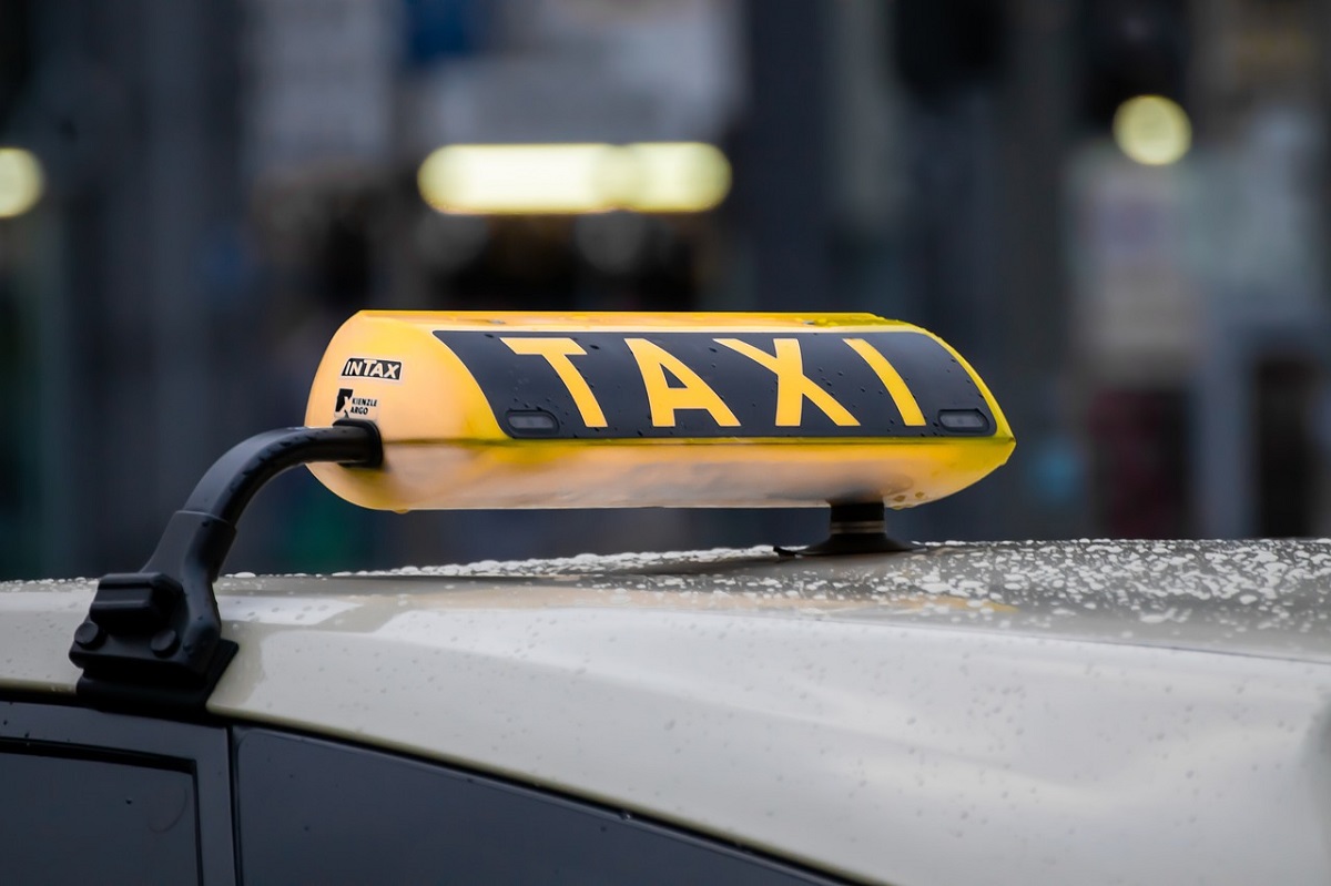 Taxi kollidiert ungebremst mit Fahrbahninsel in Betzdorf - Fahrer und Fahrgast leicht verletzt