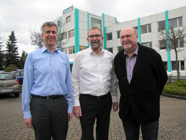 Rudolf Martin (rechts) freute sich, fr die AWO eine Spende von 1.200 Euro von Reiner Pauli (links) und Reinhard Menden (Mitte), den beiden Geschftsfhrern der Rheinbreitbacher Firma MEPA, entgegennehmen zu drfen. Foto: Privat