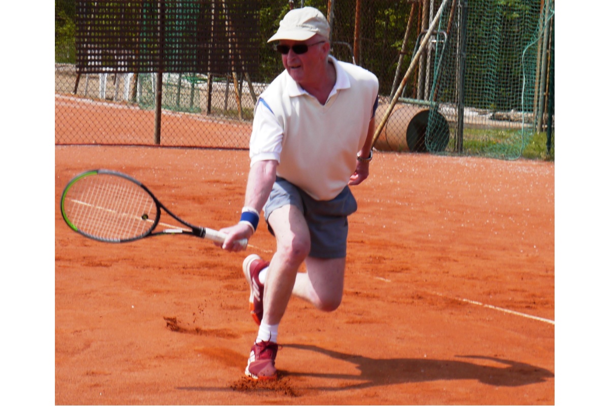 Nervenstrke bewies Mannschaftsfhrer Dieter Schreiber, der sein Einzel mit 6:3, 5:7 und 10:8 gegen Josef Genn gewann. (Foto: Dietrich Rockenfeller)