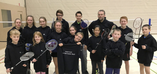 Die Siegener Effex-Unternehmensgruppe hat dem Badminton-Team der DJK Gebhardshain-Steinebach die Anschaffung neuer Team-Hoodies ermglicht. (Foto: DJK Gebhardshain-Steinebach) 