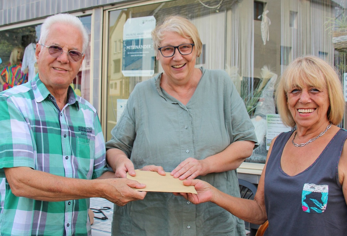 Spendenbergabe am Teehaus Hamm (Sieg). Von links: Ortsbrgermeister Bernd Niederhausen, Diakonie-Geschftsfhrerin Margit Strunk, Hausleiterin Evi Schtz. (Foto: Silvia Patt)