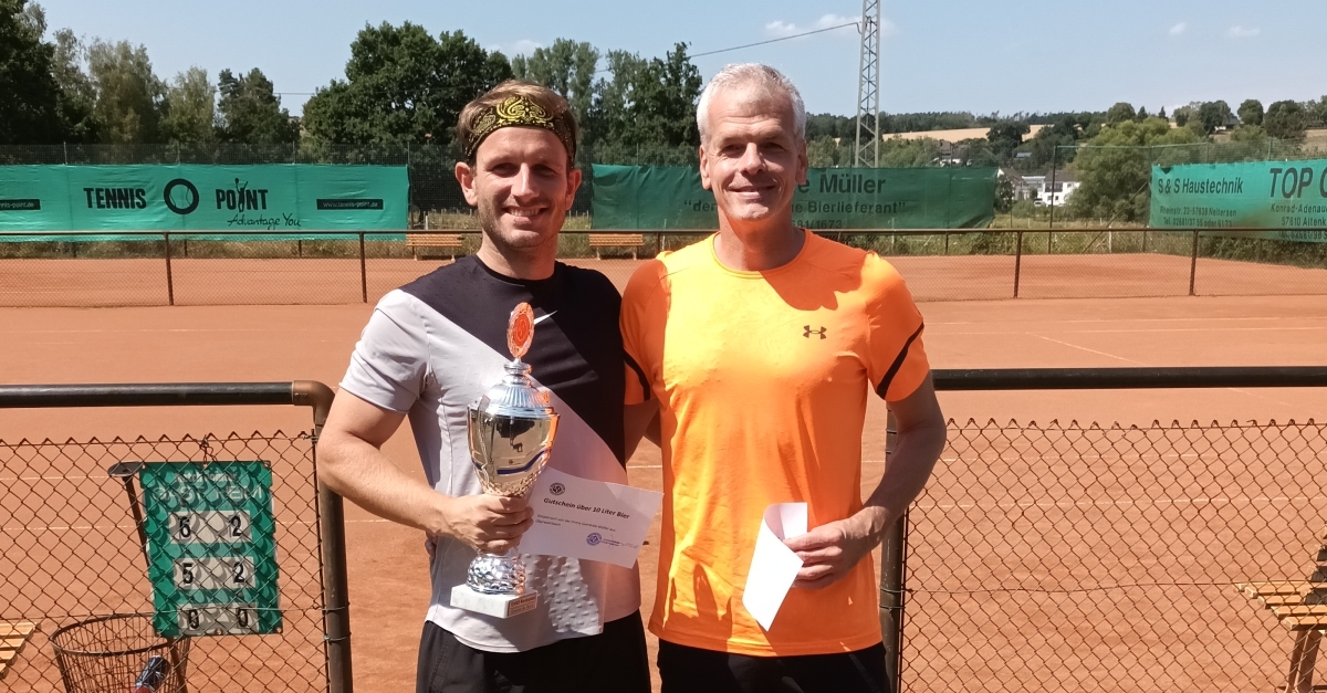 Wie auch in 2021 wurde Dennis Berleth bei der Siegerehrung der Wanderpokal Clubmeister der Neuzeit berreicht. Darber hinaus konnten sich er und Heiko Jngerich ber einen Gutschein der Firma Getrnke Mller aus Oberwambach freuen. (Fotos: Tennisabteilung)