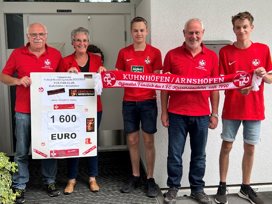 (V.l.) Gerhard Hehl (Organisator des Tippspiels, Vorsitzender FCK-Fan-Club), Eva-Maria Hebgen (Einrichtungsleitung), Andreas Hehl, Wendelin Hehl, Simon Hehl (FCK-FAN-Club Mitglieder)(Foto: Stefan Mattes, Katharina-Kasper-Gruppe)
