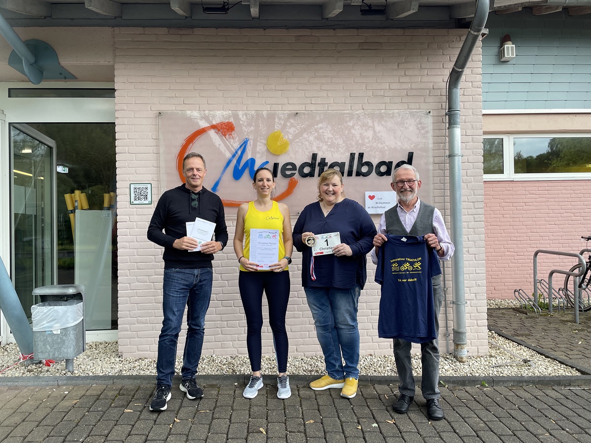 Werkstattleiter Gunnar Clemens (v.l.n.r.), Lisa Mestel (Badleitung Wiedtalbad), Barbara Kurz (Leitung Verwaltung und Marketing Wiedtalbad) und Josef Ho vom VfL Wald-breitbach. (Foto: Silvia Knieps)