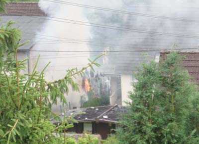 Etwa 14 Meter Thujahecke zwischen den Husern brannten wie Zunder. Foto: Helga Wienand-Schmidt